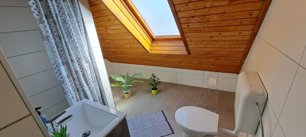 Babi Apartmanhaz Gyenesdias Luaran gambar