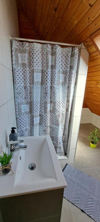 Babi Apartmanhaz Gyenesdias Luaran gambar