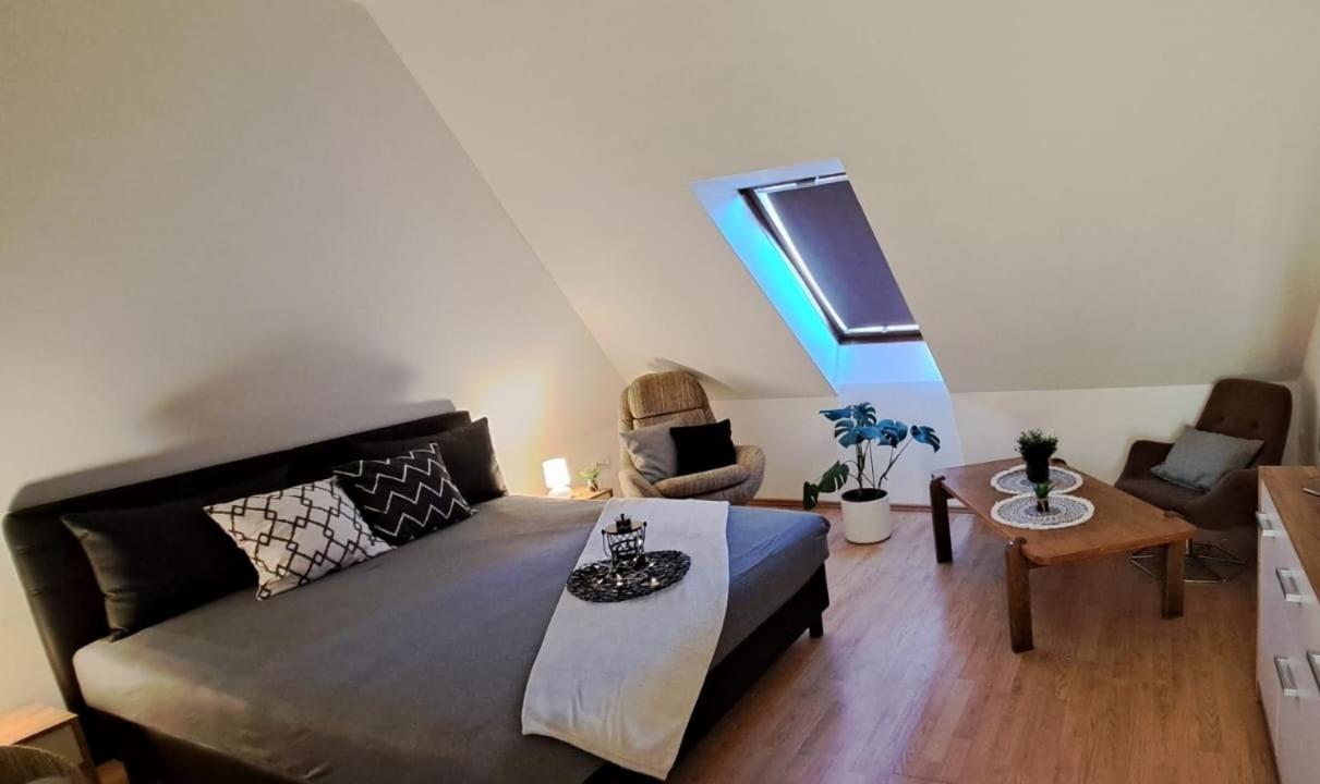 Babi Apartmanhaz Gyenesdias Luaran gambar